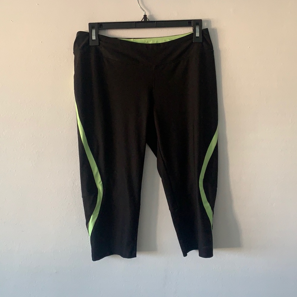Avita Black & Lime Green Capri Leggings